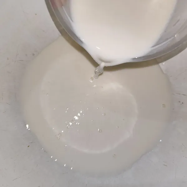 Tuang susu full cream ke wadah