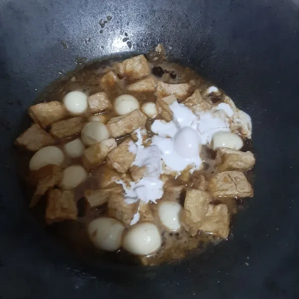 Masukkan tahu, telur dan santan.