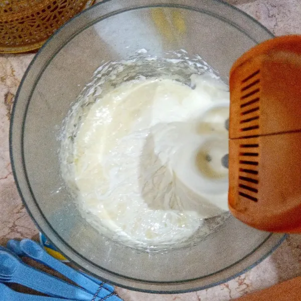 Kocok telur, gula pasir, dan SP hingga putih mengembang kental berjejak.
