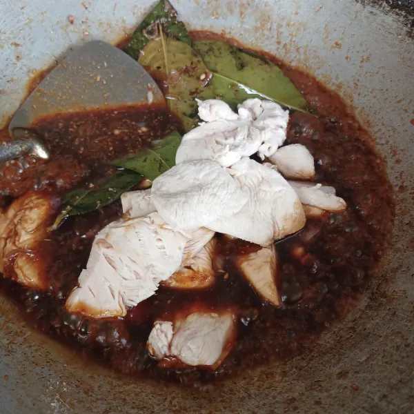 Masukkan daging ayam rebus, masak sampai air surut dan bumnu meresap.