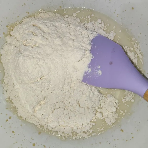 Masukkan tepung terigu, kemudian ulen, kemudian tutup dan tunggu selama 30 menit sampai adonan mengembang