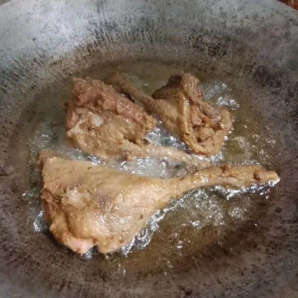 Panaskan minyak kemudian goreng daging bebek yang sudah diungkep sampai kecoklatan.