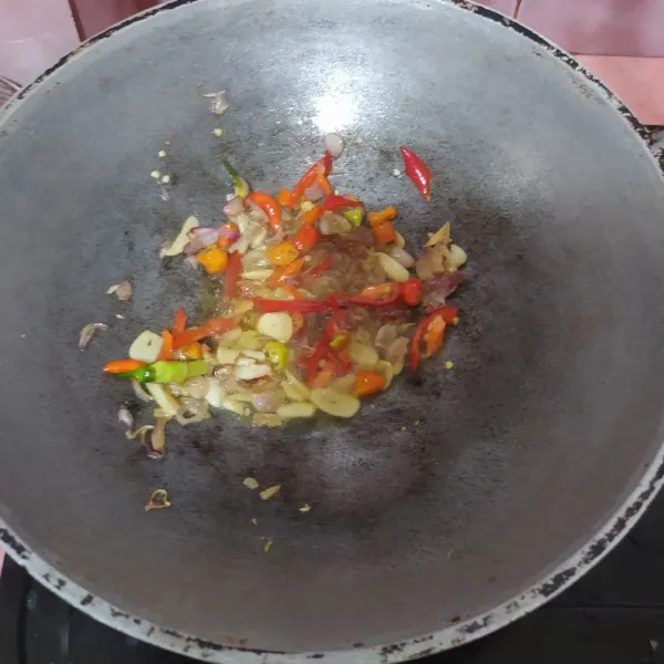 Tumis bawang merah dan bawang putih lalu masukkan cabe.