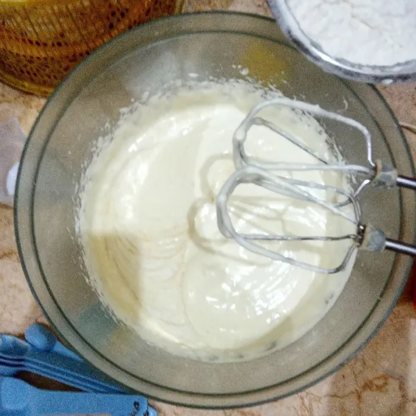 Masukkan tepung terigu bergantian dengan cairan krimer serbaguna, kocok rata.