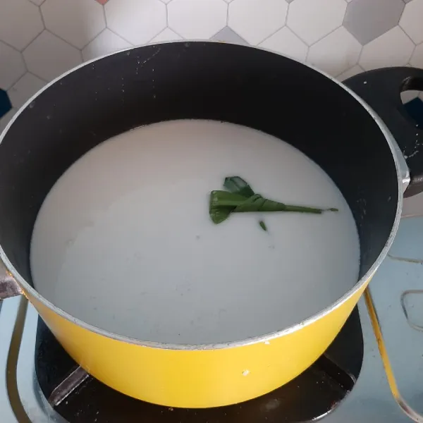 Masak kuah santan. Jangan sampai pecah.