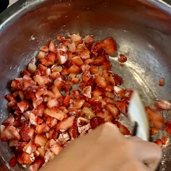 Campur bahan selai strawberry hingga rata.
