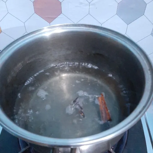 Tambahkan air lalu masak hingga mendidih.