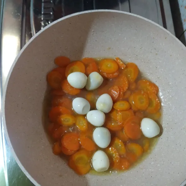 Masukkan telur puyuh rebus, masak sampai wortel empuk & kuah menyusut.