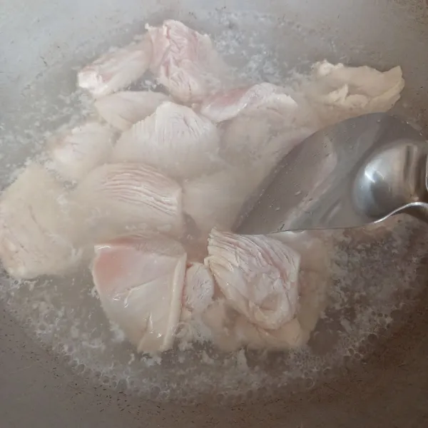 Potong daging ayam tipis tipis, lalu rebus sampai setengah matang.