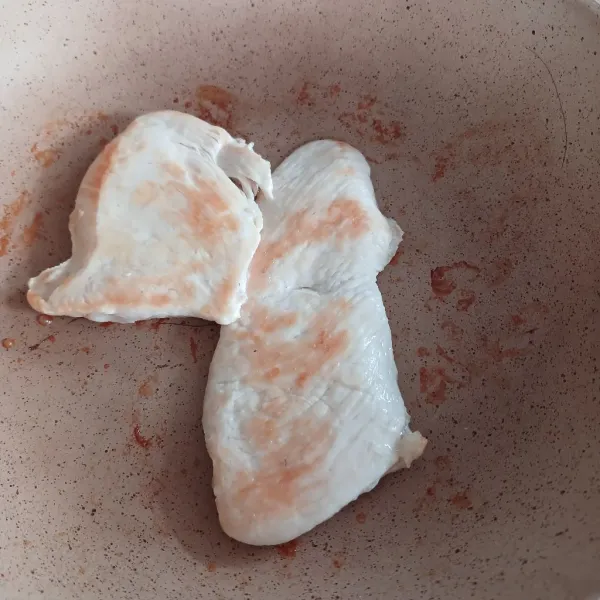 Panggang ayam di atas pan sampai matang.