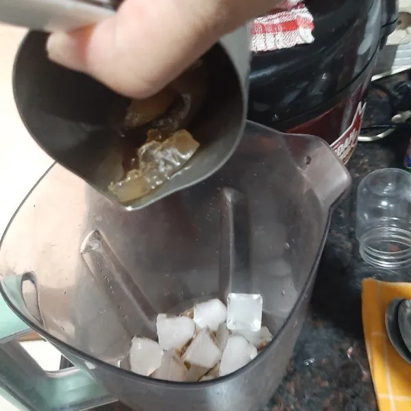 Masukan es batu, teh ½ beku, larutan nipis, dan madu ke dalam blender