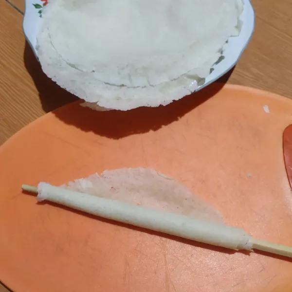 Siapkan 1 lembar kulit lumpia, lalu gulung menggunakan sumpit.