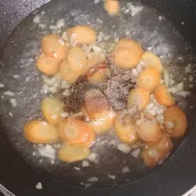 Tambahkan air, lada bubuk, saus tiram, gula pasir, dan garam.