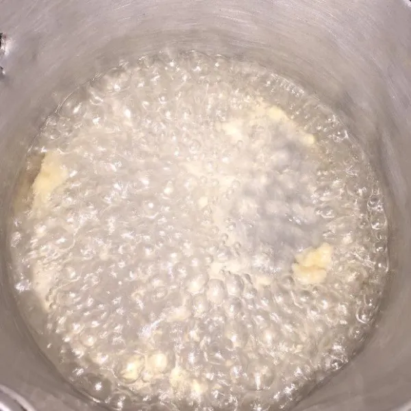 Cek rasa, caranya didihkan air lalu masak sedikit adonan sampai matang. Jika dirasa sudah pas bisa langsung di bentuk bulat bulat.