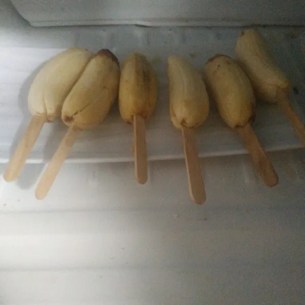 Kupas pisang, tusuk dengan stik es krim. masukkan freezer sampai beku.