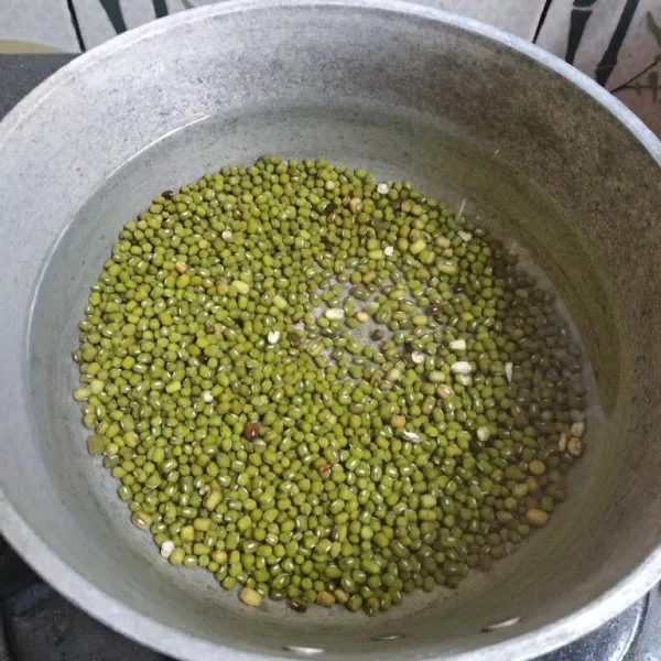 Cuci bersih kacang hijau lalu rendam kurang lebih 1 jam. Rebus sampai kacang matang.