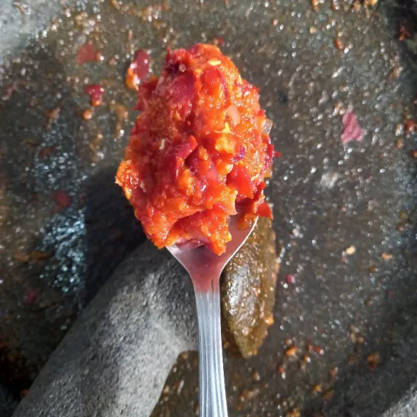 Ulek halus cabe merah keriting, bawang merah, bawang putih, jahe dan garam.