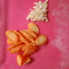 Cincang bawang putih, iris tipis serong wortel.