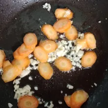Tumis bawang putih hingga harum, masukkan wortel.