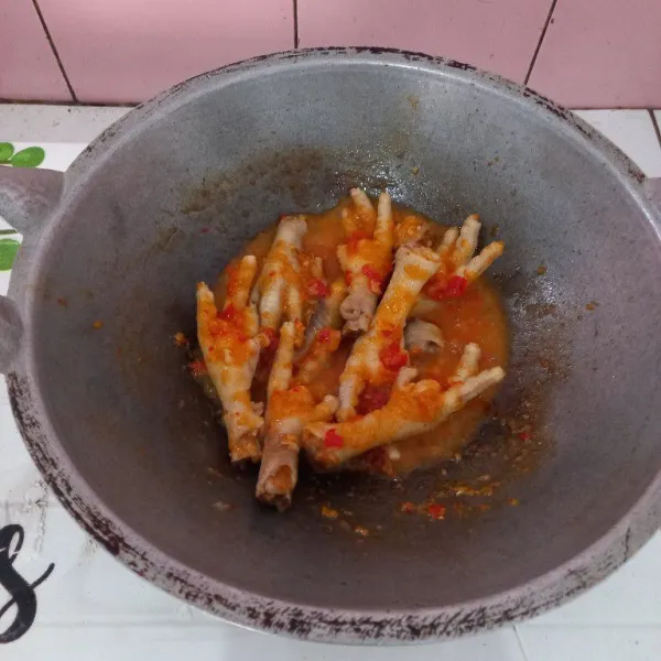 Masukkan ceker yang sudah direbus tadi, masak hingga bumbu meresap dan matang, setelah matang angkat ke piring saji taburi dengan irisan daun bawang dan biji wijen diatasnya, siap disajikan.