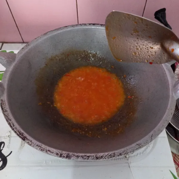 Tumis bumbu hingga harum, tambahkan air aduk rata, masukkan gula, penyedap, lada bubuk, saus tiram, saus sambal, saus tomat.