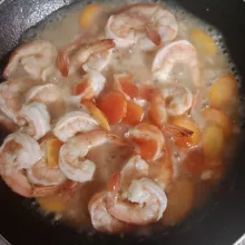 Masukkan udang, saus tomat dan saus sambal.