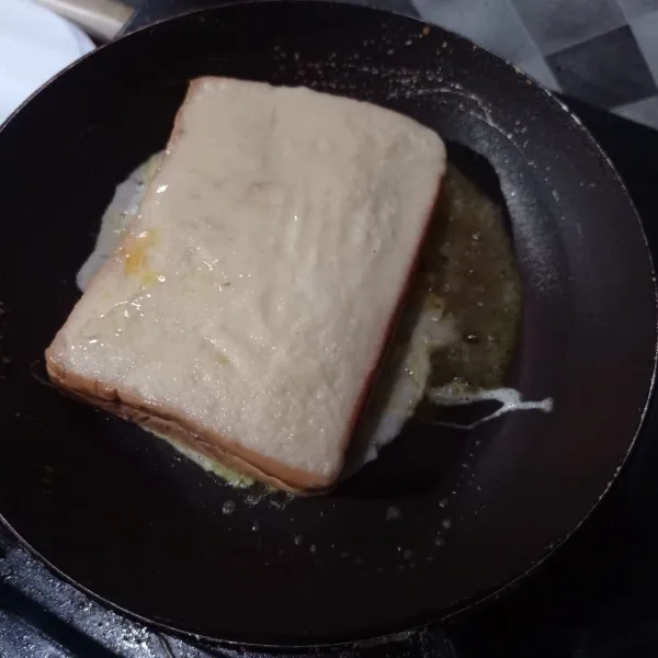 Panaskan margarin, lalu panggang roti tawar