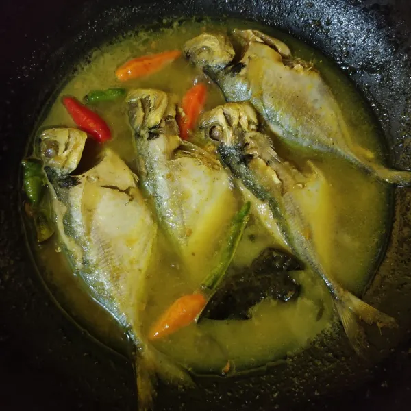 Masak hingga bumbu meresap dan ikan matang, matikan api.