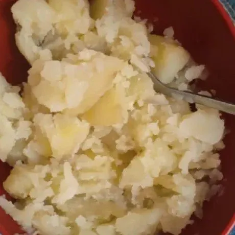 Hancurkan kentang dengan garpu. Bisa juga di tumbuk.