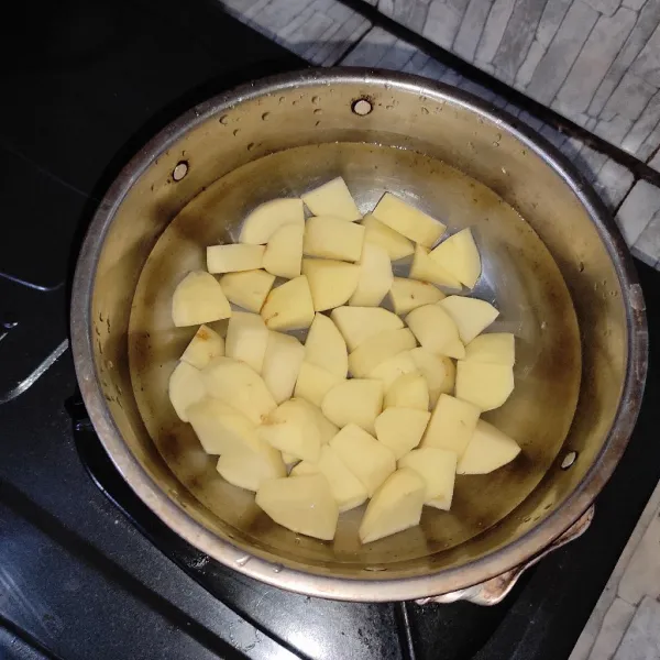 Rebus kentang sampai matang. Angkat, tiriskan.
