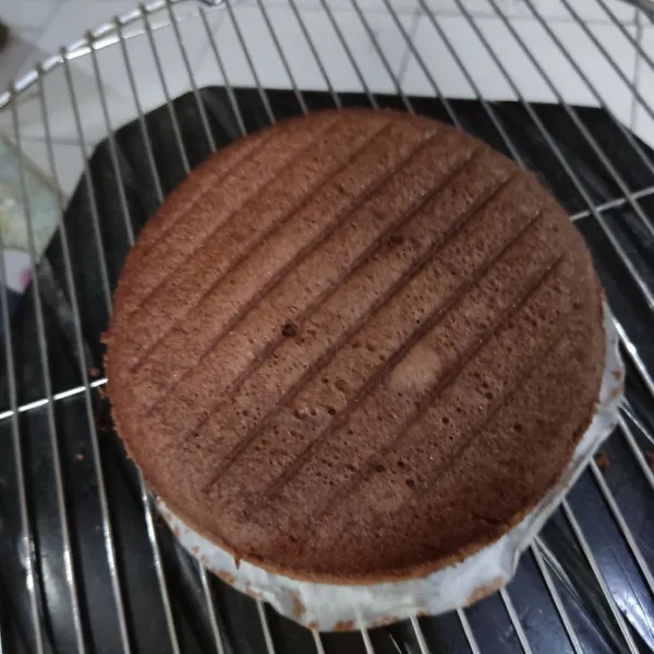 Gunakan tes tusuk untuk mengetahui cake matang atau belum. Setelah cake matang lalu keluarkan cake dari loyang. Dinginkan di cooling rack.