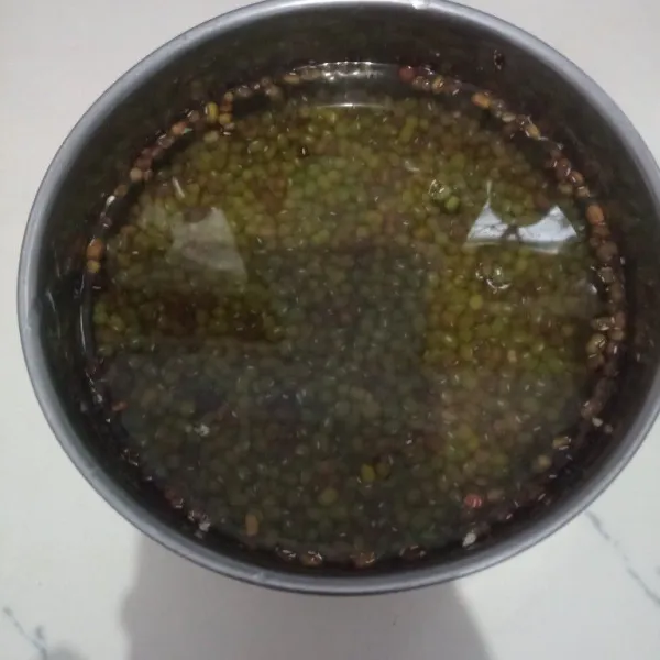 Rendam kacang hijau selama 2 jam atau semalaman, buang bagian kacang hijau yang tidak bagus ( biasanya tidak ikut terendam ), lalu cuci bersih.