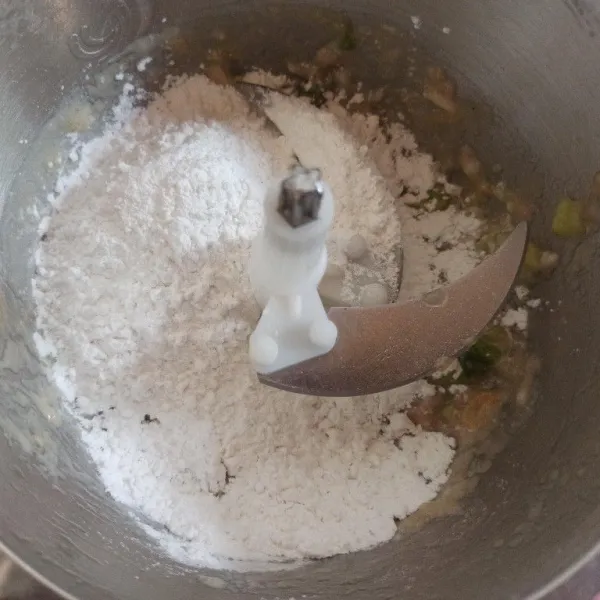 Selanjutnya masukkan tepung tapioka, proses kembali hingga rata.