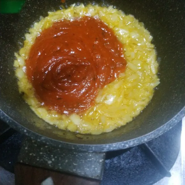 Masukkan saus spageti aduk sampai rata.