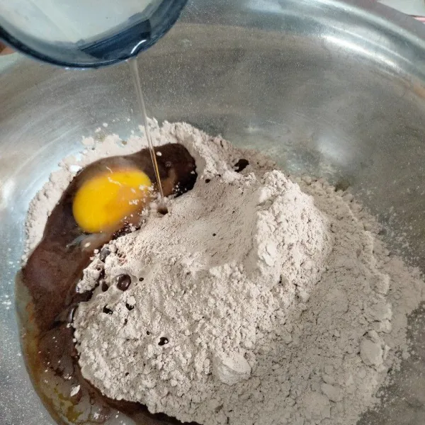 Masukkan brownies, mix ke dalam wadah, lalu tambahkan telur dan air