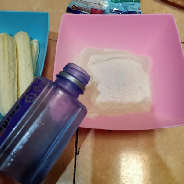 Dalam mangkok masukan tepung serbaguna (pisang) lalu kasih air secukupnya jangan encer.