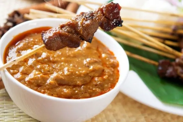 Ilustrasi sate bumbu kacang