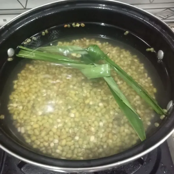 Rebus kacang hijau dan daun pandan sampai lunak.