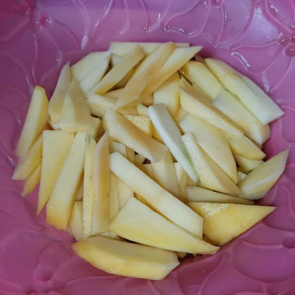 Kupas mangga dan potong-potong.