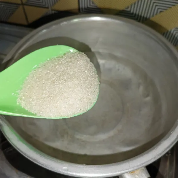 Rebus air, gula pasir dan garam.