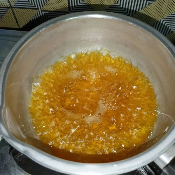 Tambahkan pewarna kuning dan rebus sampai mendidih dan gula larut.