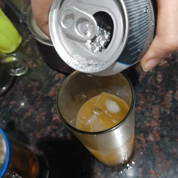 Lalu masukan air soda dan siap sajikan selagi dingin.