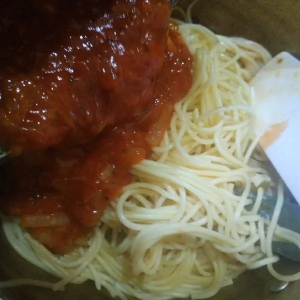 Tuang ke dalam spageti yang sudah direbus.