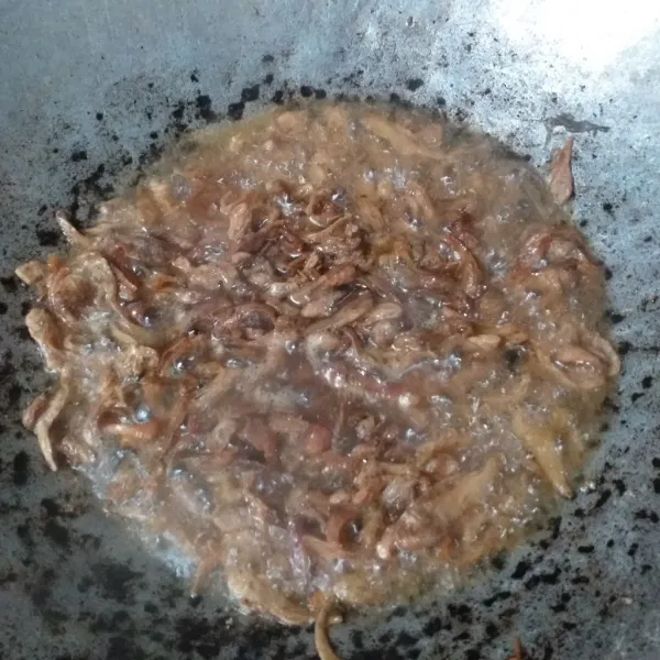 Panaskan minyak goreng masak ikan teri hingga matang.