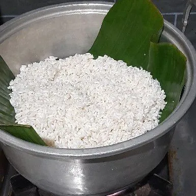 Cucu bersih beras ketan, lalu rendam 30 menit kemudian kukus selama 15 menit