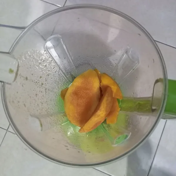 Siapkan blender, dan blender mangga yang telah dipotong, beri air secukupnya, dan gula pasir.