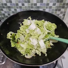 Setelah itu masukkan sawi putih dan daun bawang.