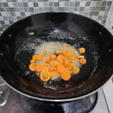 Masukkan wortel, aduk rata.