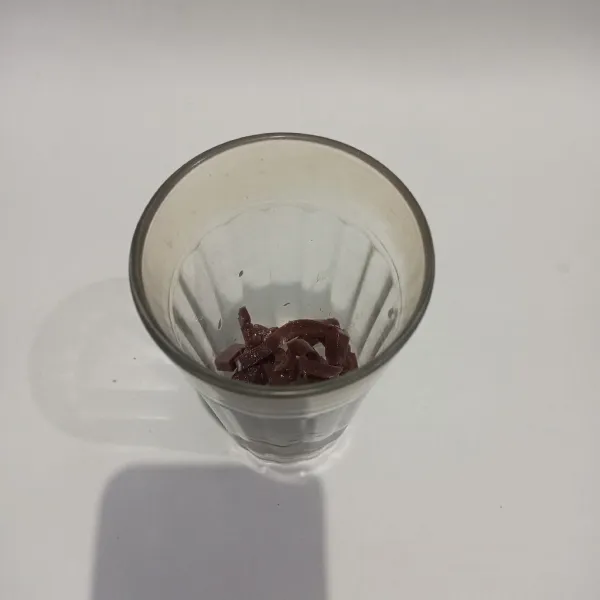Masukkan potongan jelly pudding kedalam gelas saji.