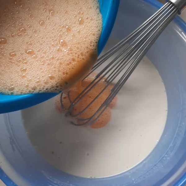 Setelah santan dingin, masukkan ke dalam bahan kering dan aduk hingga gula larut. Kemudian masukkan telur, aduk rata dan saring. Diamkan adonan selama 30 menit.
